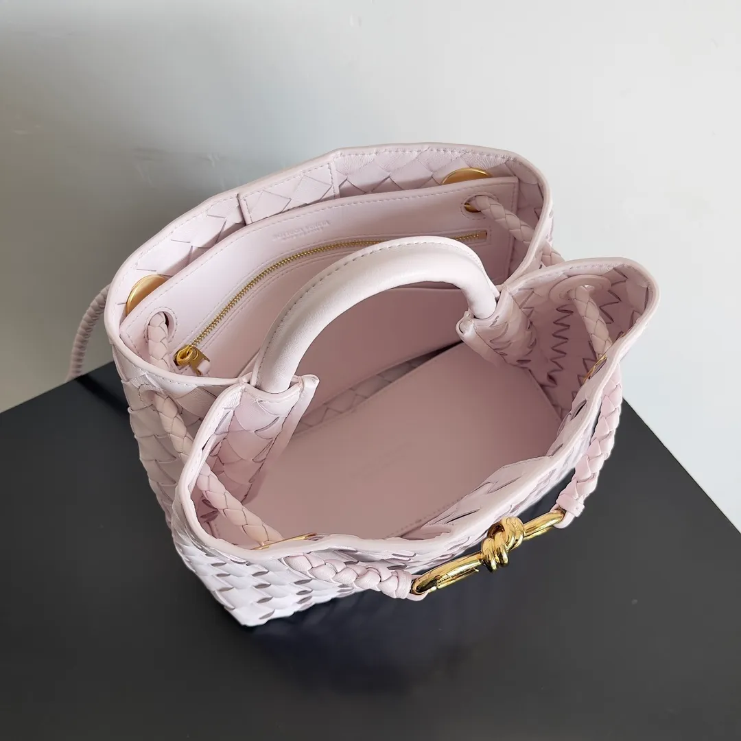The 2023 new Andiamo batch of 1860 BV has been shipped‼ ️Really popular🔥The new Andiamo woven handbag launched by Bottega Veneta this season is really popular all over the world! ! Celebrities at home and abroad have worn it, and Oscar-winning actress Michelle Yeoh has taken it out on the street. Song Jia, Trai Yara, Yu Feihong, Sanji Ayaka, Rosie Hunting-Whiteley, Yoshioka Riho, etc. have all picked up this bag. It is classic and versatile, showing off its temperament, and the bag capacity is also large, which is very convenient for daily commuting! ! A variety of carrying methods, the shoulder straps can be adjusted by yourself, the original lambskin feels soft and delicate, and the neutral style is made to break gender boundaries and bring a more practical and longer-lasting use experience. Andiamo, which has both elegant and casual styles, perfectly interprets the true appearance of "fashionable old money style". Style number: 743568 Size: 25*22*10.5cm